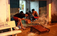 Sài Gòn 'hụp lặn' trong nước ngập đêm đầu tuần