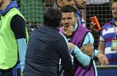 Trợ lý HLV Bosnia đấm gãy răng cầu thủ Hy Lạp