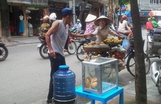 'Bình nước, thùng bánh mì Thạch Sanh'  giữa phố cổ Hà Nội