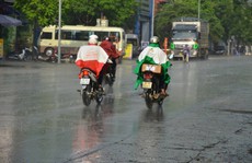 Cơn 'mưa vàng' đã trút xuống Hà Nội sau nắng nóng kỷ lục