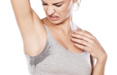 Cách gì 'xử' được mùi hôi nách nồng nặc?