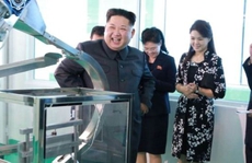 Ông Kim Jong-un tươi cười thăm nhà máy mỹ phẩm cùng vợ