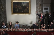 Hành động bất ngờ của ông Trump với bà Hillary Clinton