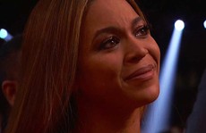 Beyonce rơi nước mắt vì Adele phá tượng Grammy tặng mình