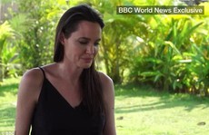 Angelina Jolie rơi nước mắt nói chuyện ly hôn Brad Pitt