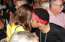 Brazil đoạt vé, Neymar vui 'thả cửa' với người đẹp