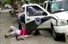 Trung Quốc: Cảnh sát quật ngã người phụ nữ đang bế trẻ