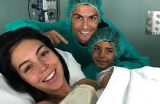 Ronaldo lần đầu có con không do thuê đẻ