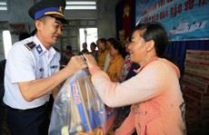 Cảnh sát biển Vùng III giúp dân vùng tâm bão số 12