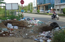Những cây cầu ngập rác ở TP HCM