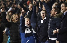 Chelsea thua đau, fan Arsenal hả hê