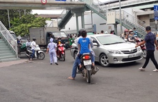 Chê cầu bộ hành vì 'lười' và 'liều'