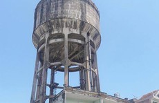 Sống thấp thỏm dưới thủy đài bỏ hoang