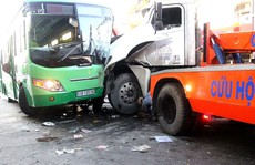 Xe container tông xe buýt, hơn 10 người bị thương
