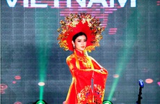 Huyền My lộng lẫy trong bộ trang phục áo dài nặng 30kg