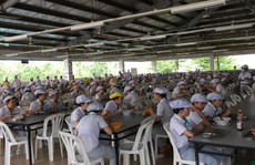 Giám đốc 'ngồi cùng mâm' với công nhân