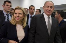 Thủ tướng Israel bác tin bị vợ đuổi ra khỏi xe