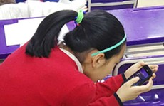 Nữ sinh vẹo cổ vì dùng điện thoại quá nhiều
