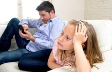 Cha mẹ lạm dụng điện thoại “bỏ rơi” con cái
