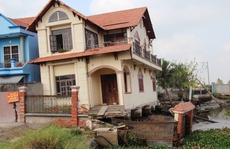 Kinh hãi 27 căn nhà sắp tuột xuống sông Sài Gòn!