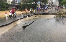 Sau lũ, công trình hơn 19 tỉ đồng vừa hoàn thành đã bị 'cày' nát
