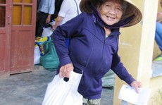 Đồng hương Quảng Nam tại TP HCM trao thêm 200 suất quà cho người dân vùng lũ