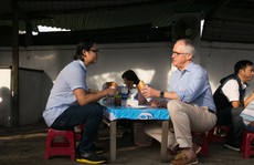Thủ tướng Úc thích thú thưởng thức bánh mì vỉa hè Đà Nẵng