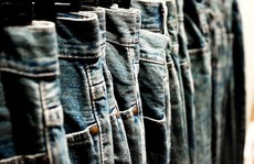Công chức không được mặc quần jeans: Có nên quá cứng nhắc?