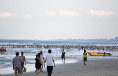 Bãi biển sạch nổi tiếng của Đà Nẵng ngập du khách