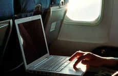 Việt Nam chưa cấm mang laptop lên máy bay