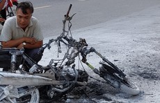 Một phụ nữ suýt thành “ngọn đuốc” khi xe máy cháy trơ khung