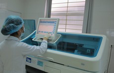 “Đè” bệnh nhân ra xét nghiệm!