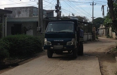 Đứng trên nóc xe tải đi vào đường làng, bị điện giật chết