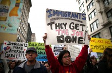 Mỹ: Sắc lệnh nhập cư mới sẽ 'tha' người có thẻ xanh