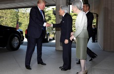 Ông Donald Trump không cúi người chào Nhật hoàng