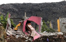 Núi rác đổ sập, 16 người chết, nhà cửa bị chôn vùi
