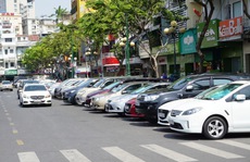 TP HCM: Thu phí đậu ô tô dưới lòng đường qua điện thoại