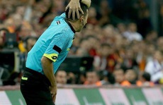 Trọng tài bị dội 'bom nước' ở derby Istanbul