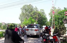 Xe máy ở bên đường, thi thể cô gái trẻ nổi dưới sông