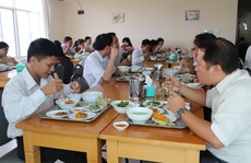 Phải tăng giá bữa ăn giữa ca