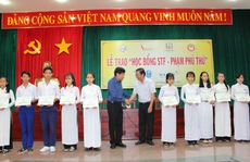 Trao “Học bổng STF - Phạm Phú Thứ” tại Bến Tre
