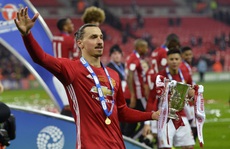 Ibrahimovic bùng nổ, M.U đăng quang League Cup