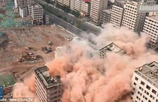 Choáng với cảnh 36 tòa nhà chọc trời sập trong 20 giây ở Trung Quốc