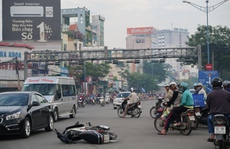 TP HCM: Sáng sớm, taxi húc xe máy văng 10m