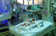 “Hồi sinh” bé gái chỉ nặng 855g khi ra đời