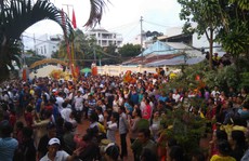 Clip hàng ngàn người ở Phú Quốc chen chân đến lễ hội Xô Đụng