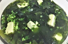 Thanh mát, bổ dưỡng với canh rong biển đậu hũ non