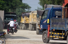 Bà Rịa - Vũng Tàu: Người dân đem đá chặn xe tải băm đường