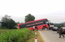 Xe khách lấn làn tông xe tải, 2 bố con kẹt cứng trong ca bin