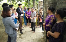 Vụ Vợ bí thư thôn nhận cứu trợ lũ lụt: Yêu cầu thu lại quà cấp sai